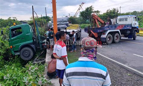 Truk Trailer Selip Hantam Jembatan