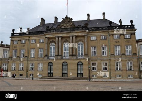 Palacio De Amalienborg La Casa De Invierno De La Familia Real Danesa