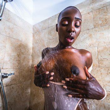 African Beauty Zaawaadi Stuffs Her Snatch With A King Size Dildo Photos