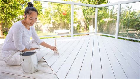 how much does it cost to paint a deck