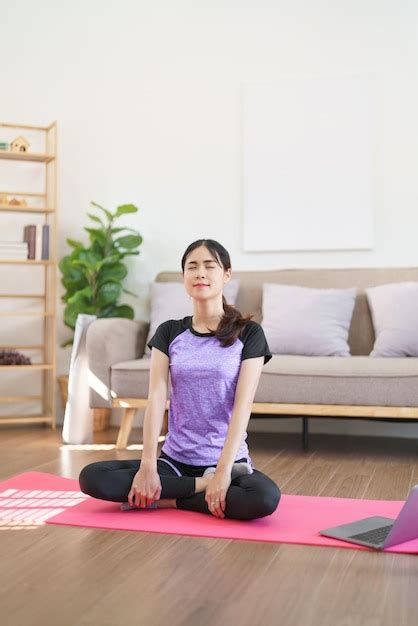 Mujer Deportiva Meditando Y Respirando Para Practicar Ejercicios De