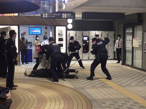 鉄道警察隊は、東急溝の口駅において、通信指令課・高津警察署・警視庁玉川警察署及び鉄道会社と合同で、刃物使用連続無差別殺傷事件を想定した訓練を