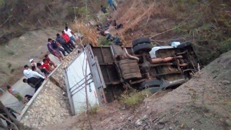 Tragedia Camión lleno de migrantes centroamericanos vuelca en México