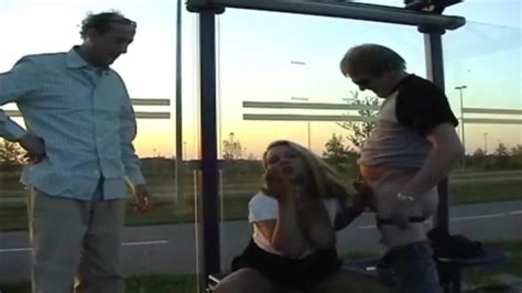 MILF Mit Dicken Natur Titten Wird Von 2 Fremden Gefickt XHamster