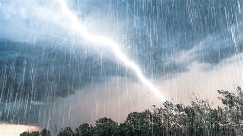 Unwetter Mit Gewitter Hagel Starkregen Wind Hitze Im Sommer