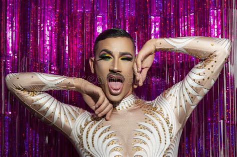 Hombre Gay Con Maquillaje Feliz Sonriendo Con Un Fondo Colorido Imagen De Archivo Imagen De