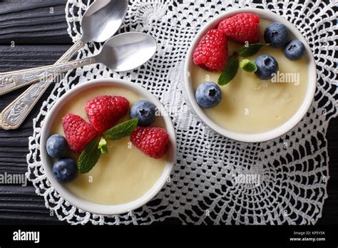 Lecker Essen Vanillepudding Mit Himbeeren Und Blaubeeren Close Up Auf