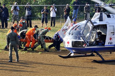 Evakuasi Korban Sukhoi Superjet Antara Foto