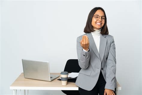 Mujer De Negocios Latina Joven Que Trabaja En Una Oficina Aislada Sobre Fondo Blanco Invitando A
