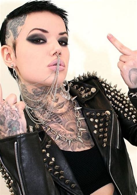 Pin Von Shasta Mcnab Auf Tattoos Face Metallmädchen Nasenschmuck Gothische Schönheit