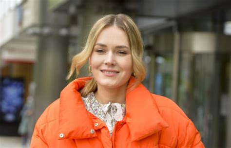 Magdalena Lamparska K Pie Si W Czerwonym Bikini P Ywa Niczym Syrena Woda Ods Oni A Du O Cia A