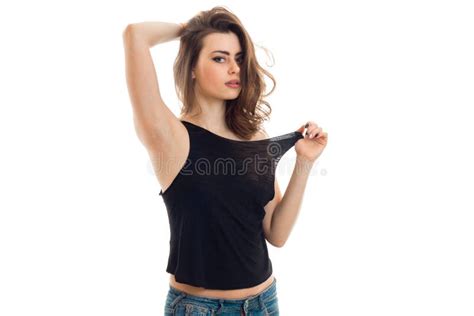 Het Jonge Mooie Brunette Trekt De Bal Aan Mike En Onderzoekt Het Cameraclose Up Stock Foto