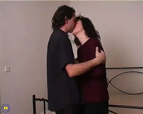 Thats Une Salope Mature Excit E Se Fait Baiser Sur Ce Lit Xhamster