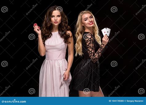 Morenita Atractiva Y Blonde De Dos Muchachas Presentando Con Los Microprocesadores Y Las