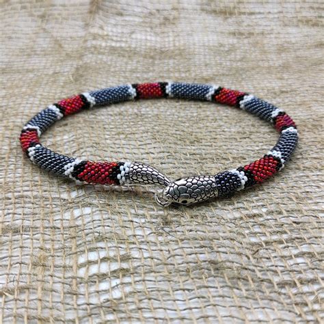 Колье чокер Змейка цвет графит и красный жгут из бисера в интернет ...