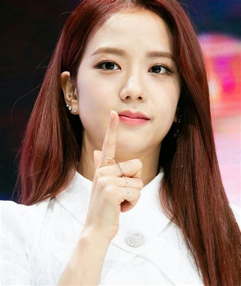 K Pop Famous Girls Jisoo Vs Jennie Who Rocks Elegant Nude Makeup Look