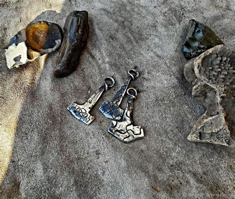 Кованый, серебряный, освященный молот с аутентичной свастикой в ...