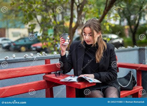 Stijlvol Brunette In Een Zwarte Jas En Zwarte Schoenen Ademt Herfstlucht In Een Vreemde Stad