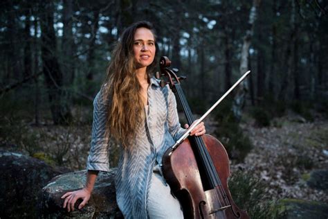 La violoncelliste Olivia Gay préserve la nature grâce à la musique