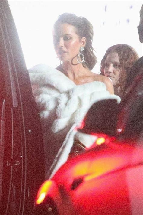Kate Beckinsale Appears Naked Under Fur At The Grammy Photos