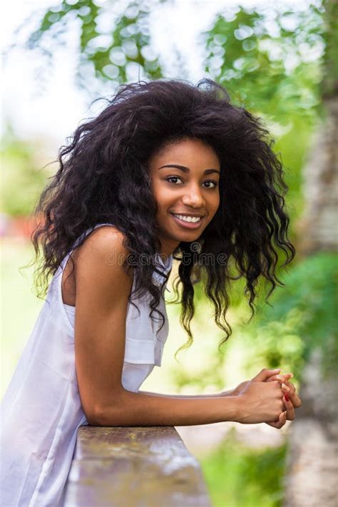 Retrato Al Aire Libre De Una Muchacha Negra Adolescente Gente