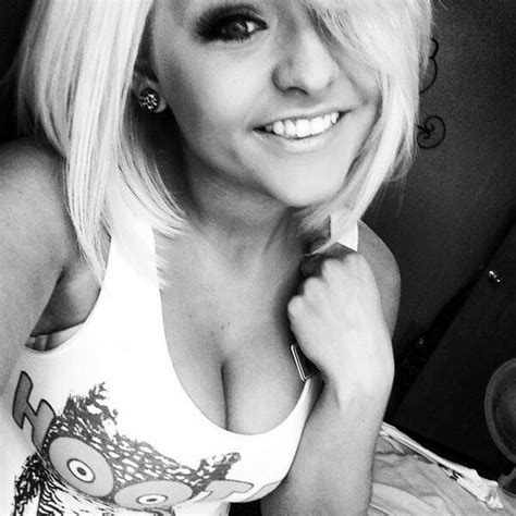 Hooters Girl Part Deux Porn Pic