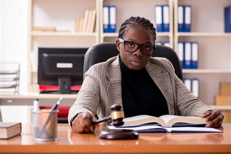 Wat doet een arbeidsrecht advocaat allemaal? - EU verantwoording houdt ...