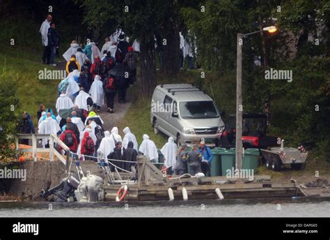 Angehörigen Der Opfer Die An Den Dreharbeiten Starb Auf Der Insel Utoya Norwegen 19 August