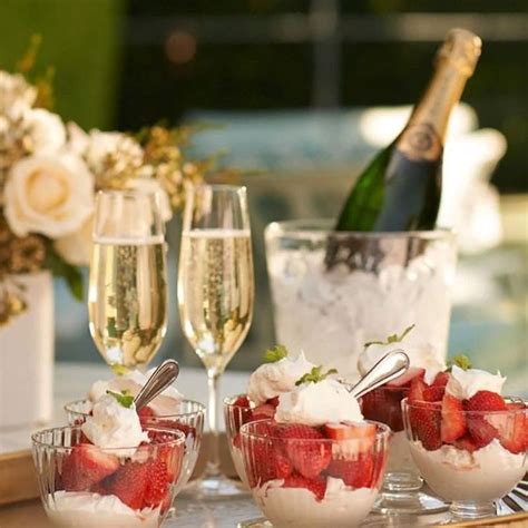 (+40) Романтический вечер... Бокалы и свечи - в наличии... В бутонах ...