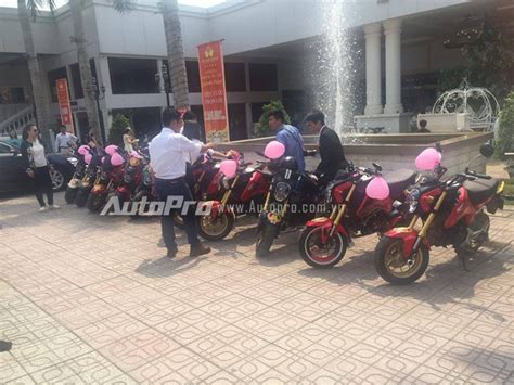 Hot girl X cùng đoàn Honda MSX rước dâu tại Sài thành