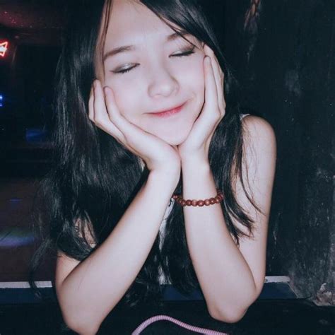 Chân dung hot girl được cho là bạn gái của Bảo khi đi du học trong phim Về nhà đi con