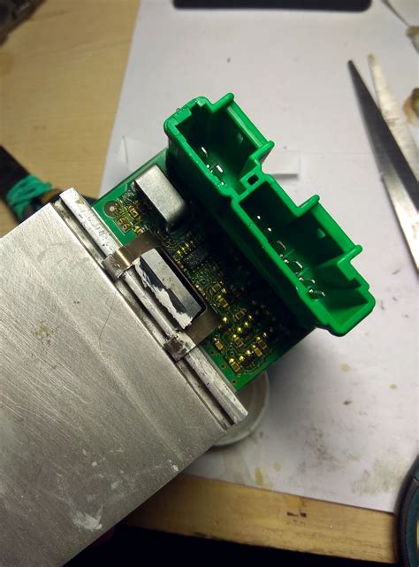 61. Замена блока управления вентилятором печки. — Peugeot 406, 2 л ...