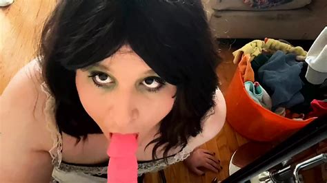 Sissy Maid Nimmt Sich Eine Pause Von Der Hausarbeit Um Ihren Dildo Zu Lutschen XHamster