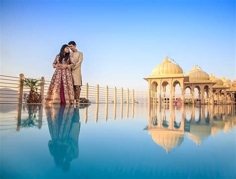 Some Best Mesmerizing Off Beat Mirror Wedding Poses You Must Have Them