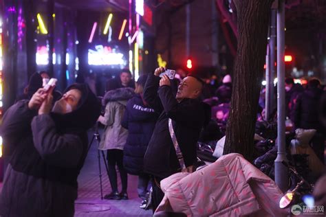 北京三里屯酒吧街腾退改造前最后一夜，众多市民前往打卡留念