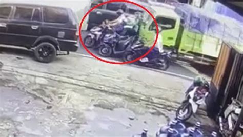 Truk Boks Diduga Rem Blong Tabrak Pengendara Motor Di Cianjur Korban