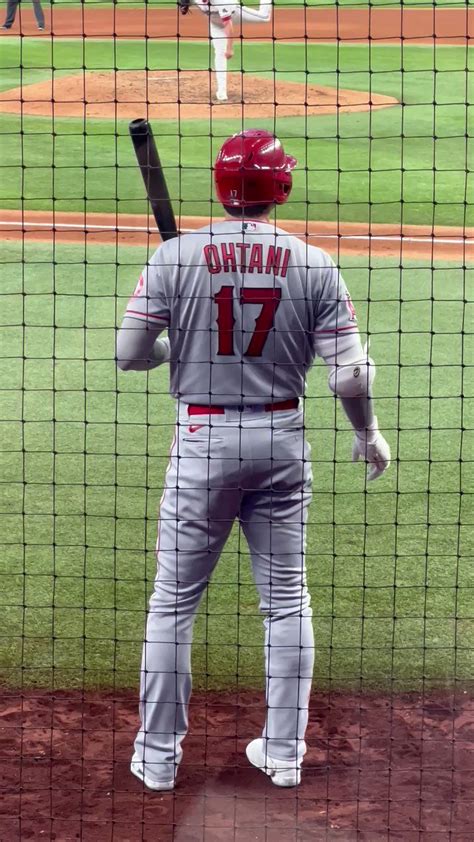 大谷翔平 Ohtani Shohei on Twitter RT naomitx1117 大谷選手ネクストバッターサークルに登場