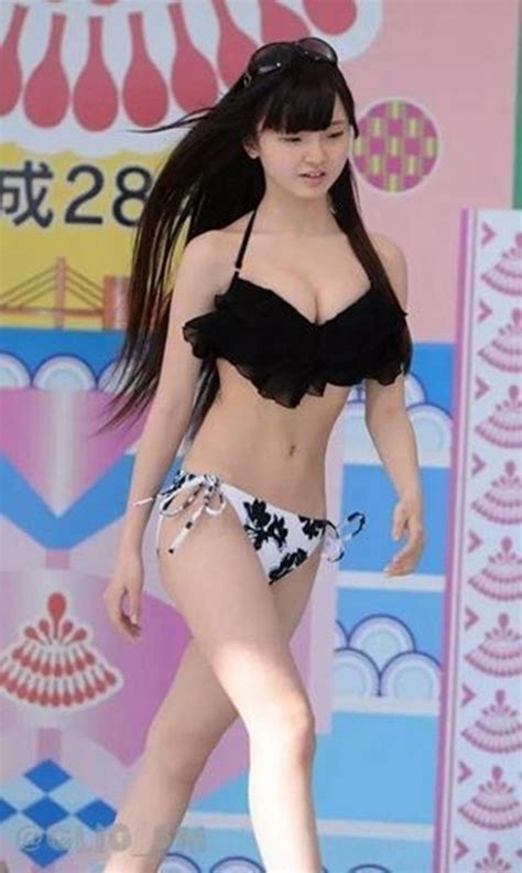 Nhật Bé gái tuổi bị ném đá vì mặc bikini biểu diễn