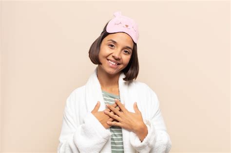 Mujer Latina Joven Que Se Siente Rom Ntica Feliz Y Enamorada Sonriendo Alegremente Y Tomados