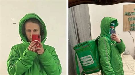 La L Der Del Colectivo Feminista Pussy Riot Logr Escapar De Rusia Disfrazada De Delivery