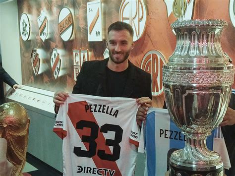 Pezzella fue presentado oficialmente como nuevo refuerzo de River