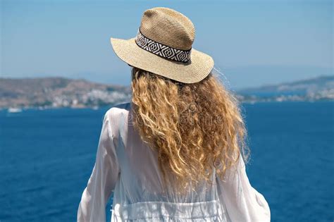 Bella Joven Con Gafas De Sol De Vestimenta Blanca Y Sombrero De Paja Bikini Mirando Al Mar En El