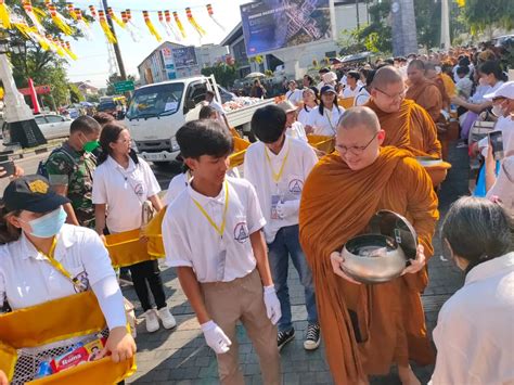 Pertama Kali Diadakan Tradisi Pindapata Di Solo Diikuti 12 Bhikkhu