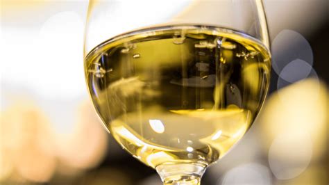 I segreti del vino bianco tra storia, produzione e abbinamenti ...