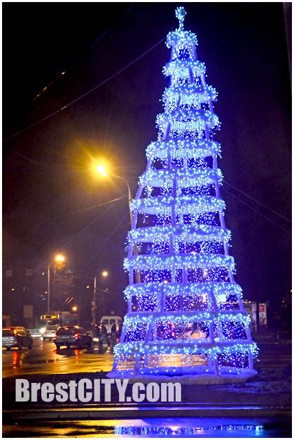 Новогодний Брест: Космическая елка, ночные бабочки и не только... (фото)