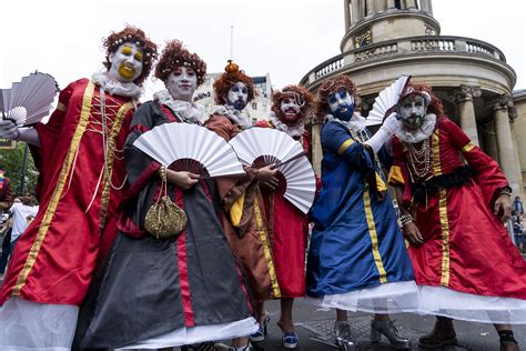 Cientos De Miles De Personas Celebraron El Orgullo Gay En Europa Infobae