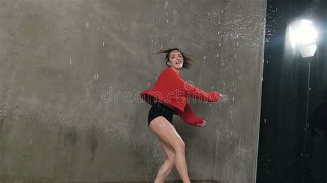 La Danse Blonde Humide De Fille Sous Les Gouttes De Pluie Dans Le Studio Dans La Perspective D