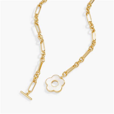 Design students explain why the Alex pearl style is so influential 6