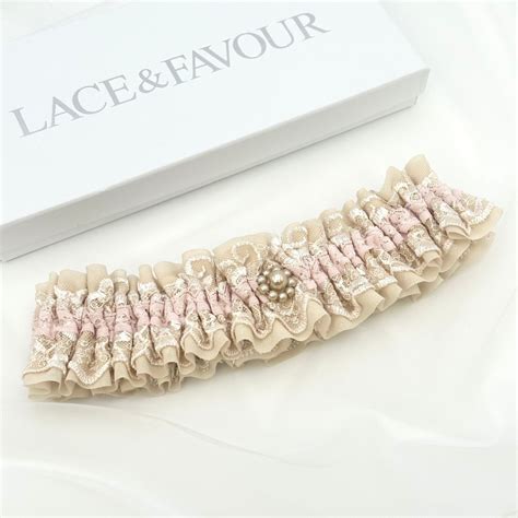 Jarretière de mariage vintage en dentelle nude Serenity avec bordure de perles