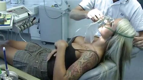 Arzt betäubt Babe und fickt es PORNDROIDS